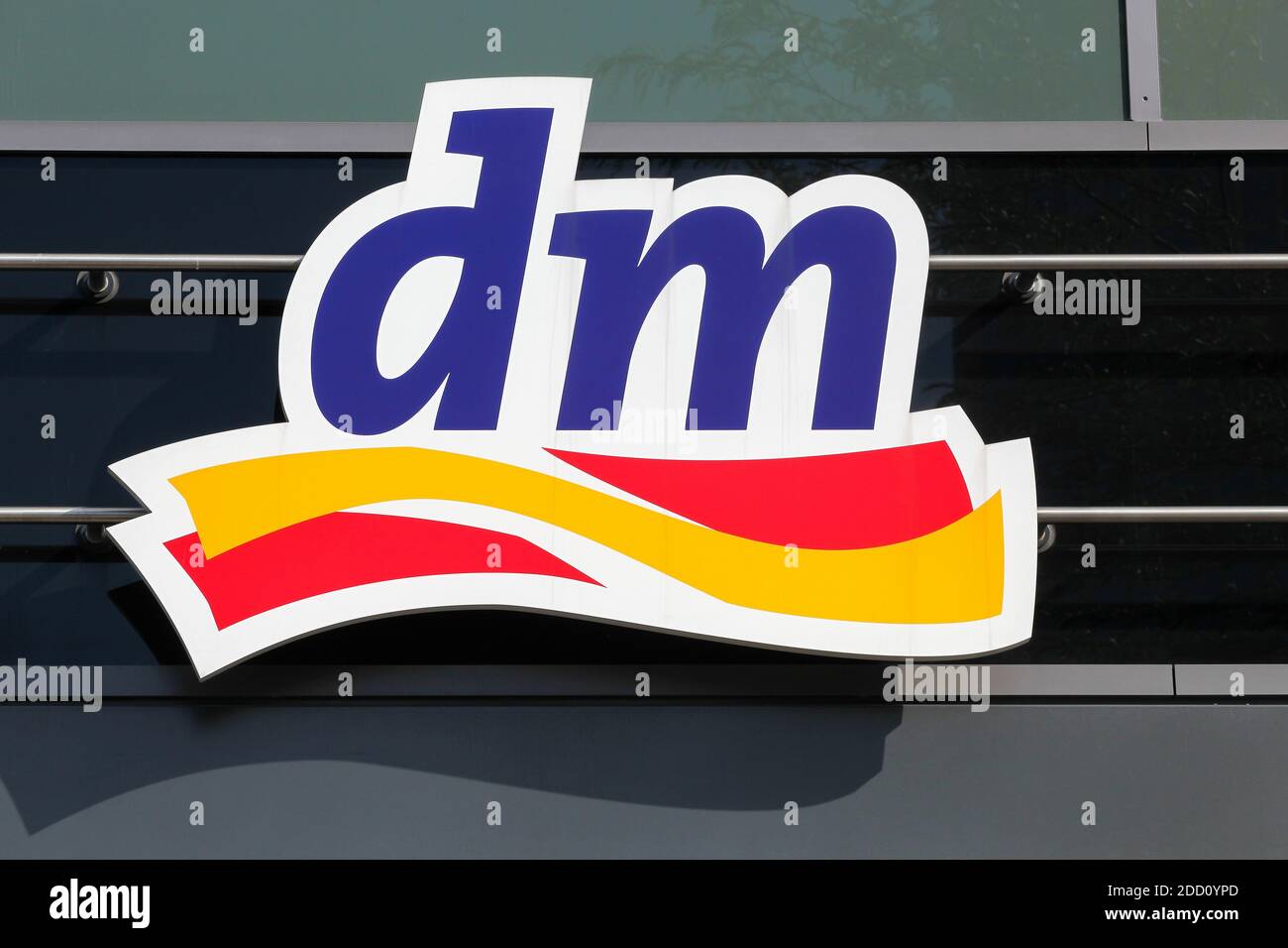 Berlino, Germania - 12 luglio 2020: dm logo su una parete. dm-drogerie markt è una catena di negozi al dettaglio che vende cosmetici e articoli sanitari Foto Stock