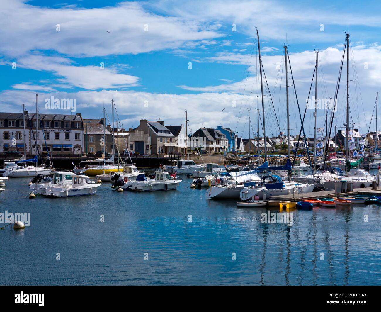 Imbarcazioni da diporto a Guilvinec o le Guilvinec comune nel dipartimento del Finistère della Bretagna nel nord-ovest della Francia. Foto Stock