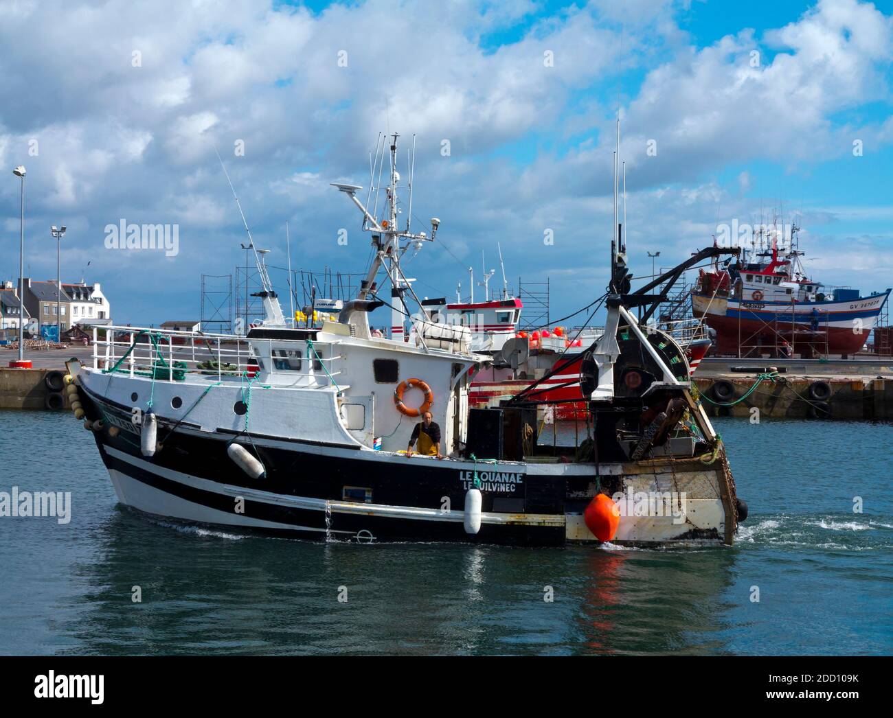 Barche da pesca nel porto di Guilvinec o le Guilvinec un comune nel dipartimento del Finistère della Bretagna nel nord-ovest della Francia. Foto Stock