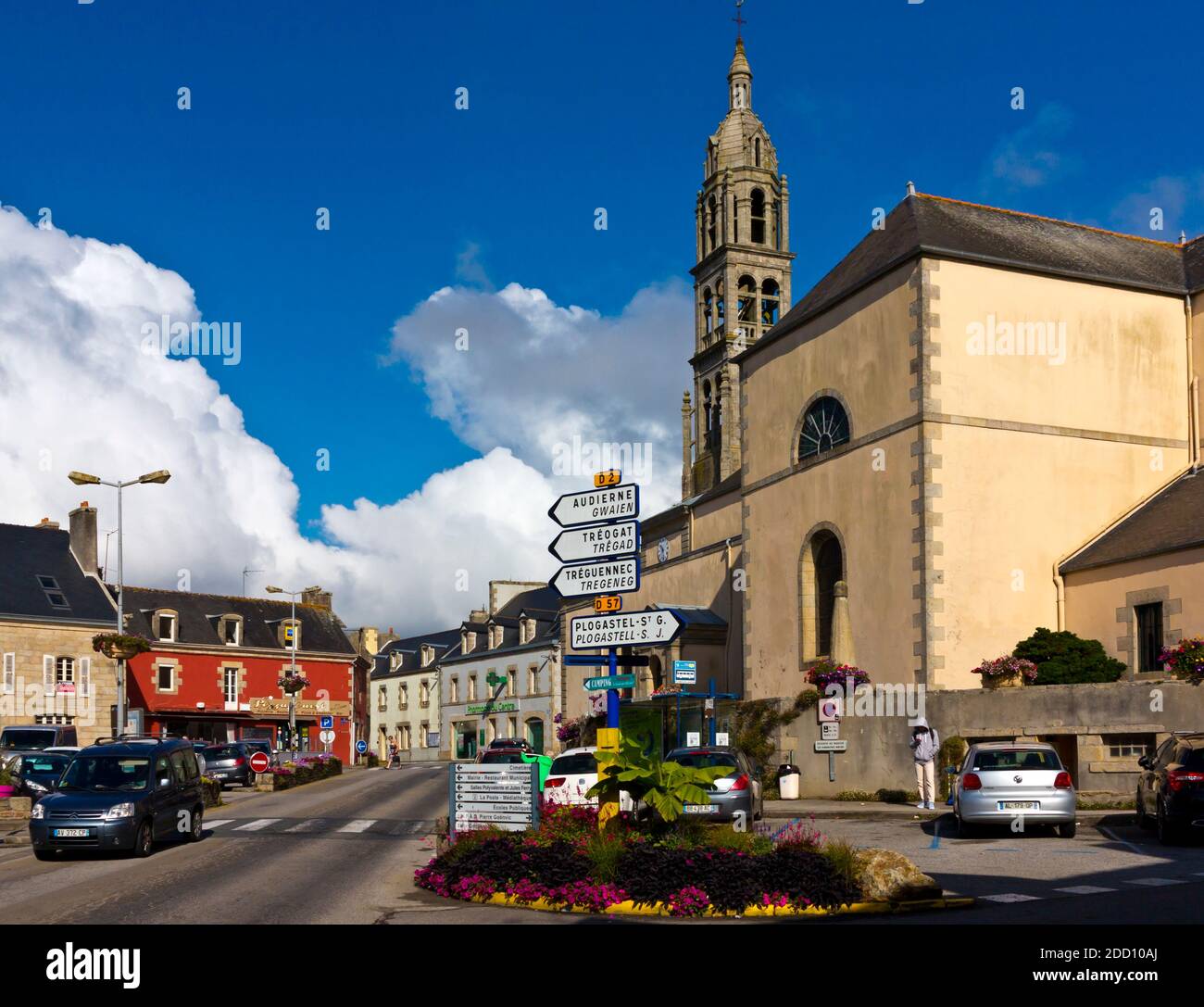 Il centro della città e la torre della chiesa di Plonéour-Lanvern un comune nel dipartimento del Finistère della Bretagna nel nord-ovest della Francia. Foto Stock