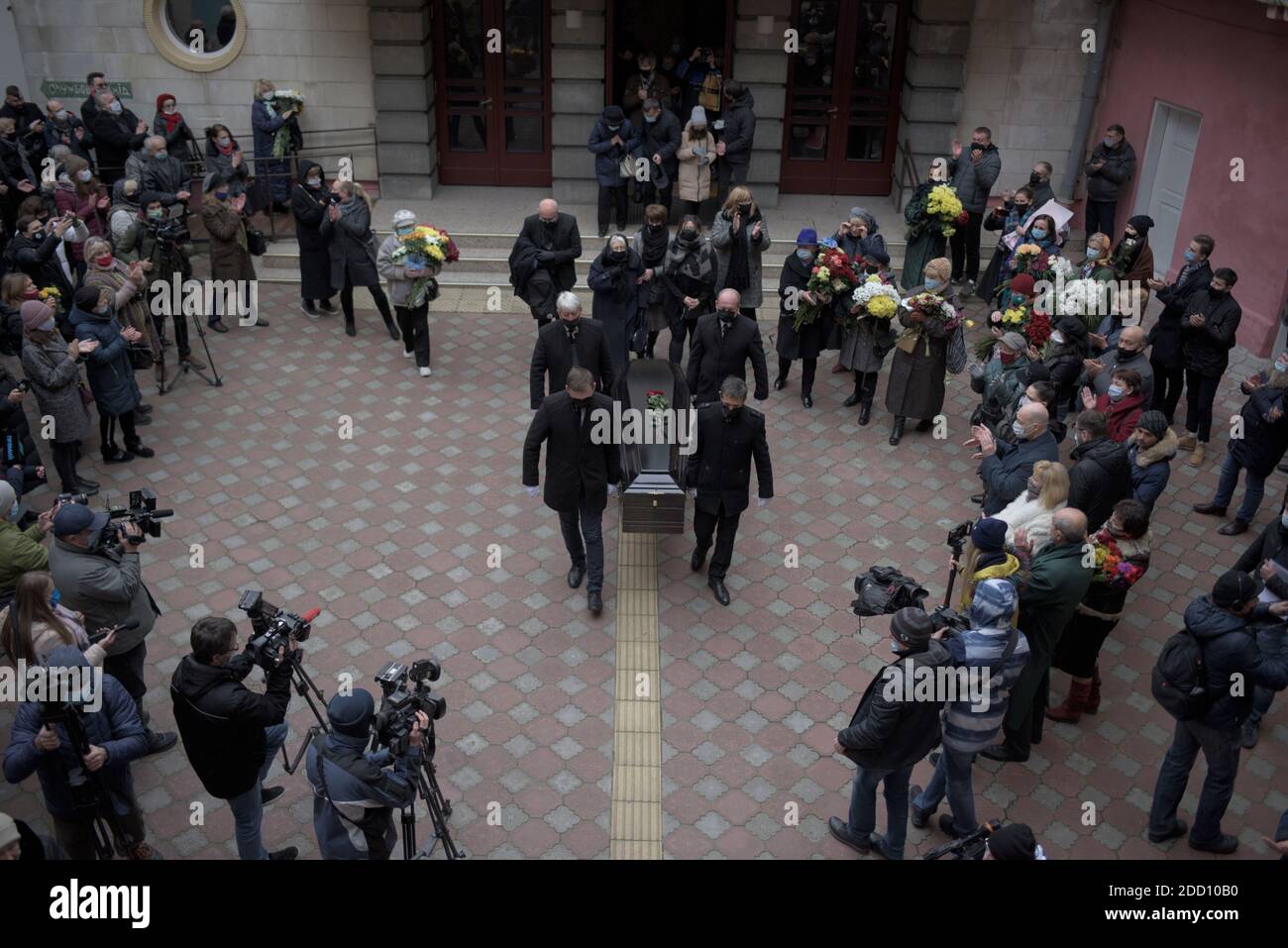 Non esclusivo: LVIV, UCRAINA - 23 NOVEMBRE 2020 - gli uomini portano una bara durante una cerimonia di riposo del direttore di teatro, attore e sceneggiatore Ro Foto Stock