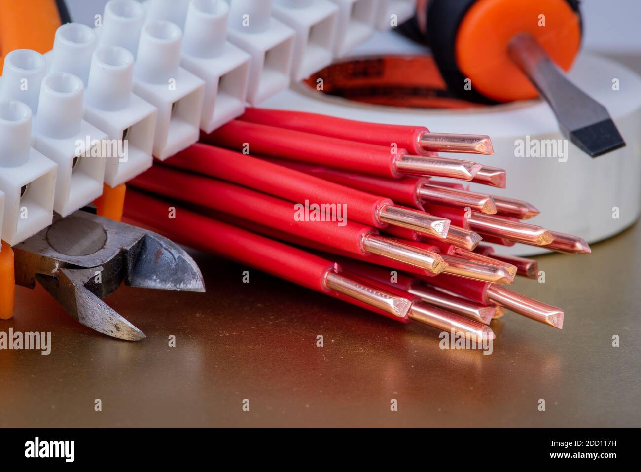 Set di cavi elettrici, utensili e accessori utilizzati per impianti elettrici Foto Stock