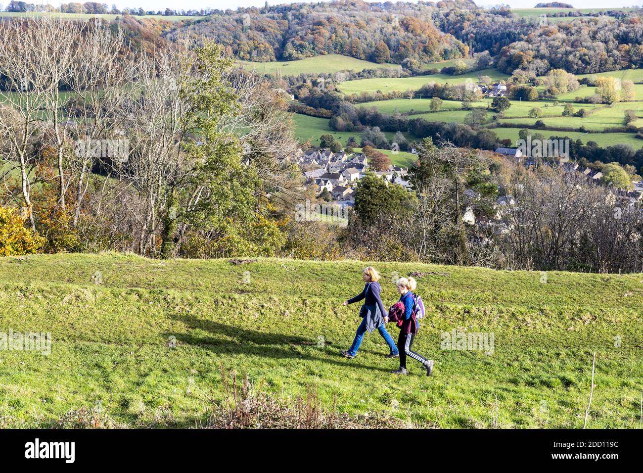 Due Signore che si godono una passeggiata intorno ai bastioni Iron Age di Uley Bury su uno sperone della scarpata Cotswold che si affaccia su Uley, Gloucestershire UK Foto Stock