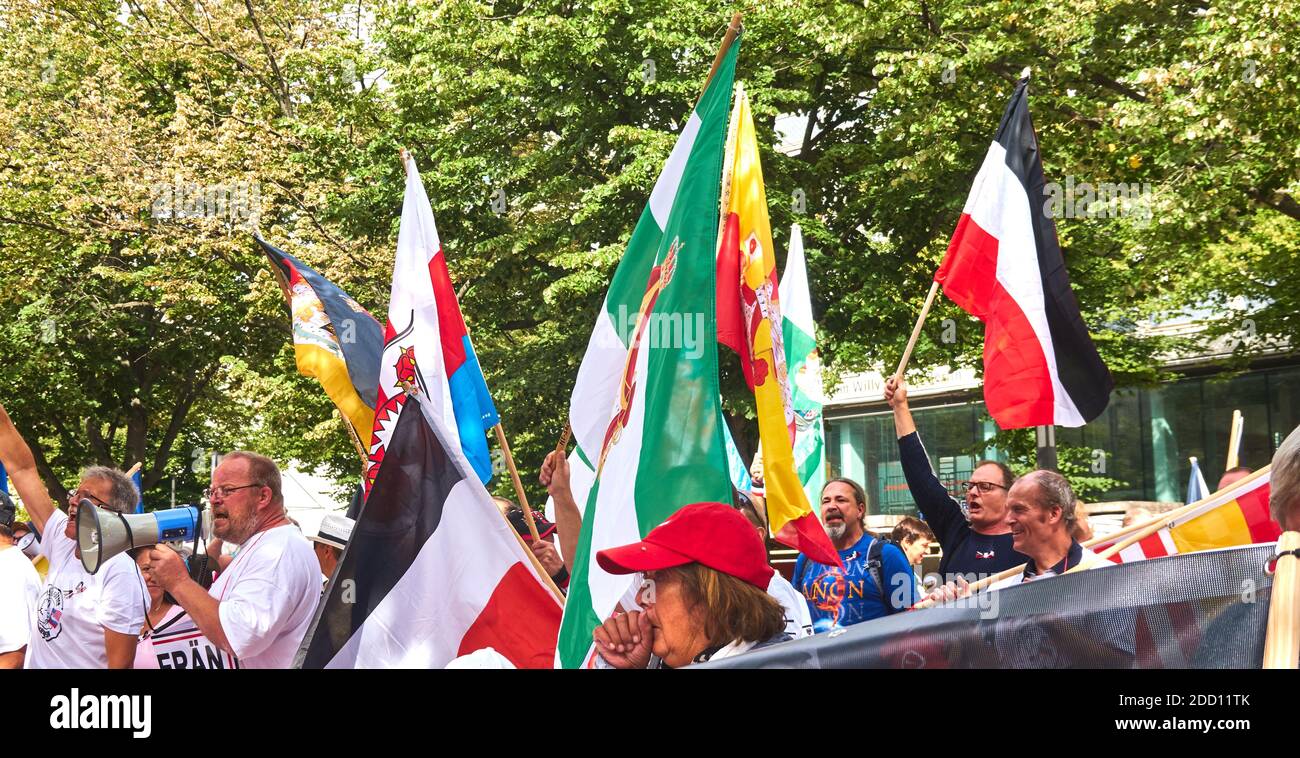 Berlino, Germania, 29 agosto 2020: Dimostrazione di negazione di Corona, Protestanti di destra con la bandiera nera, bianca e rossa di guerra dell'Impero tedesco e. Foto Stock