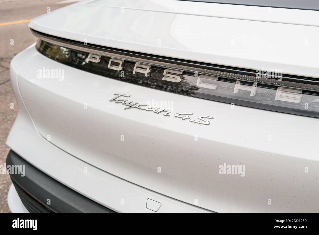 Posteriore di una vettura elettrica Porsche Taycan 4S Foto Stock