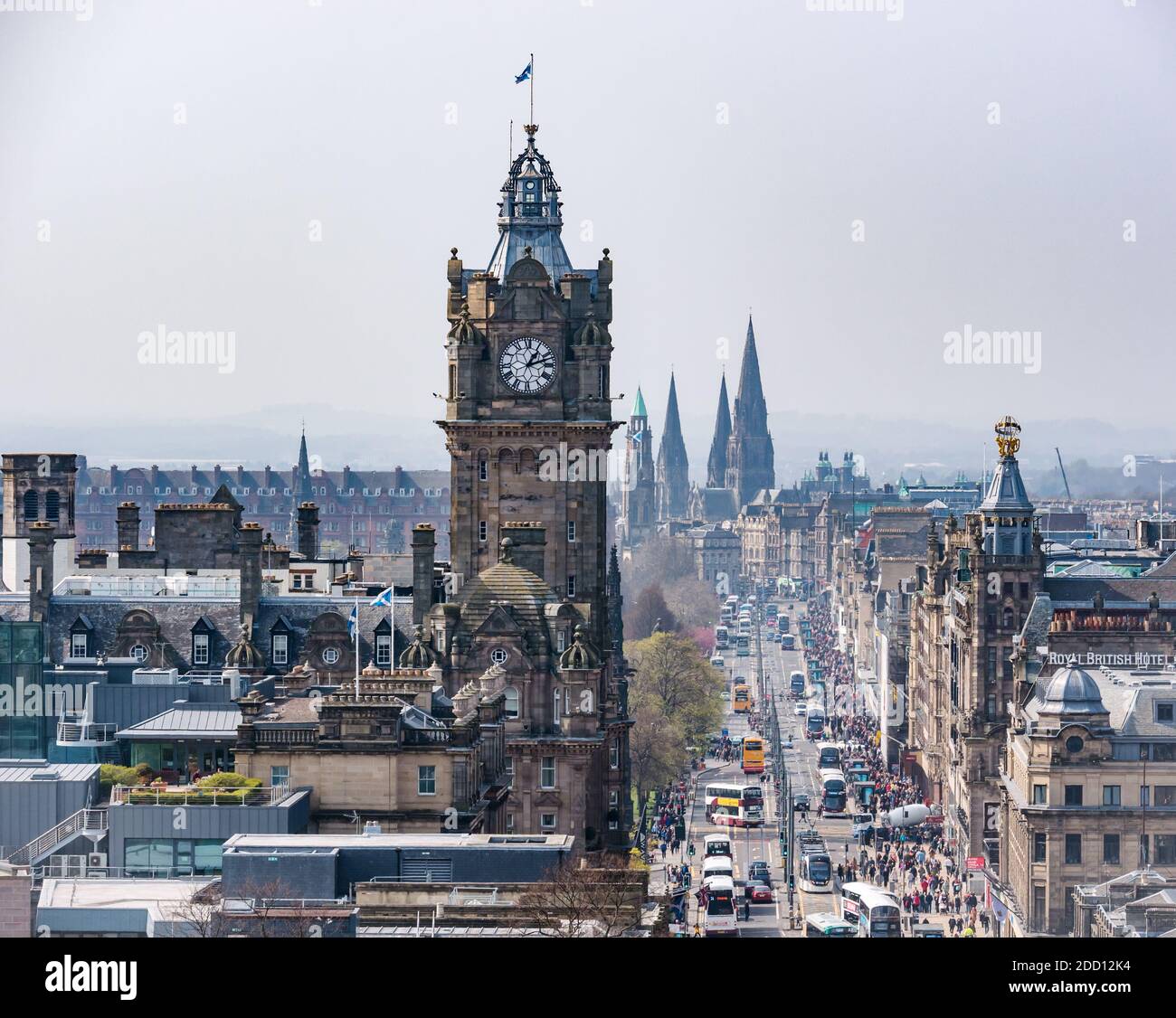 Vista nebuloso di Balmoral Hotel torre dell orologio con lo skyline della citta', il centro di Edimburgo, Scozia, Regno Unito Foto Stock