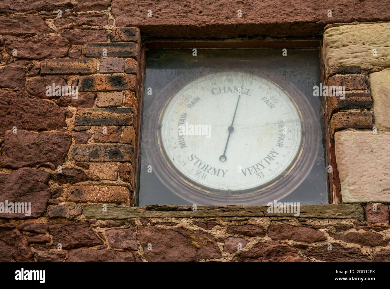 A North Berwick harbour barometro impostato in una parete di pietra arenaria che mostrano un cambiamento nel tempo, East Lothian, Scozia, Regno Unito Foto Stock