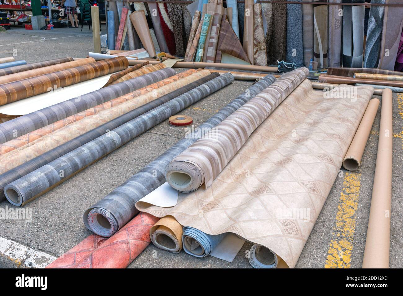 Molti diversi pavimenti in vinile e selezione di tappeti Foto Stock