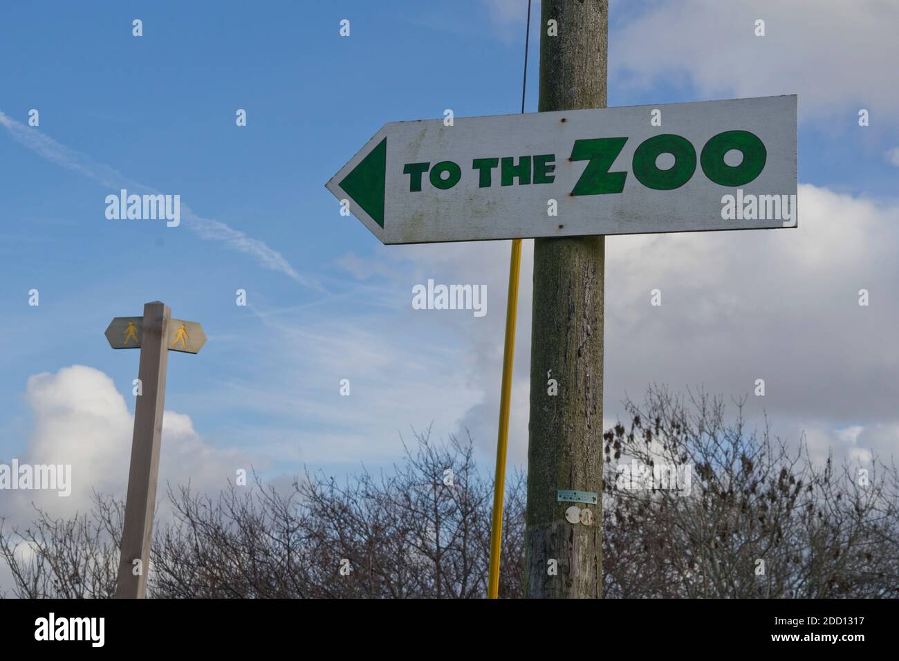 Cartelli intorno all'ingresso del Borth Wild Animal Kingdom, Ceredigon, Galles, Regno Unito Foto Stock