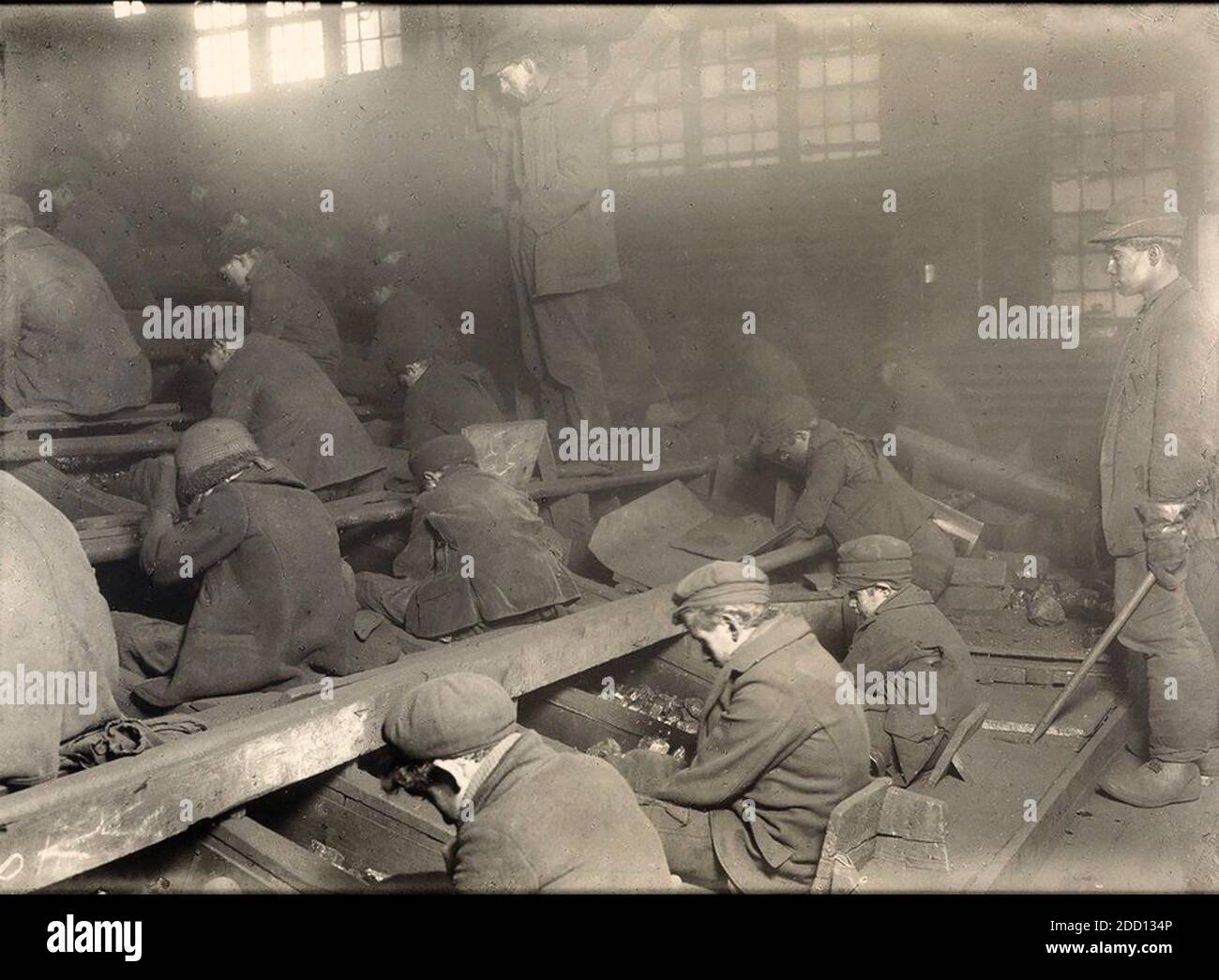 LEWIS HINE (1874-1940) sociologo e fotografo americano. Carbone 'demolitore ragazzi' in una miniera in Pennsylvania, 1912. Stanno smistando le impurità dal carbone a mano. Foto Stock