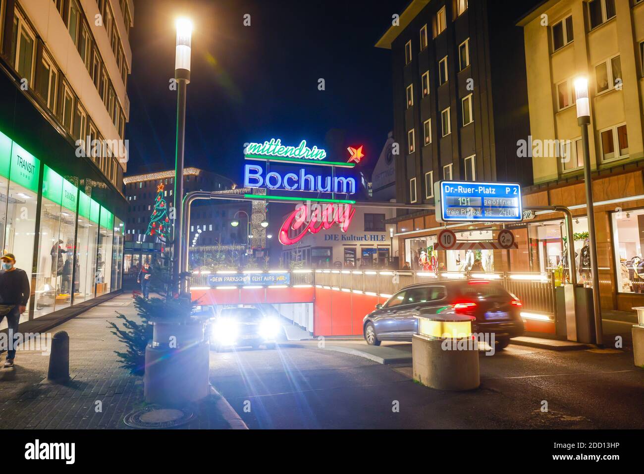 Bochum, zona Ruhr, Nord Reno-Westfalia, Germania - Garage Dr.-Ruer-Platz nel centro della città di Bochum al crepuscolo serale nei tempi del Th Foto Stock