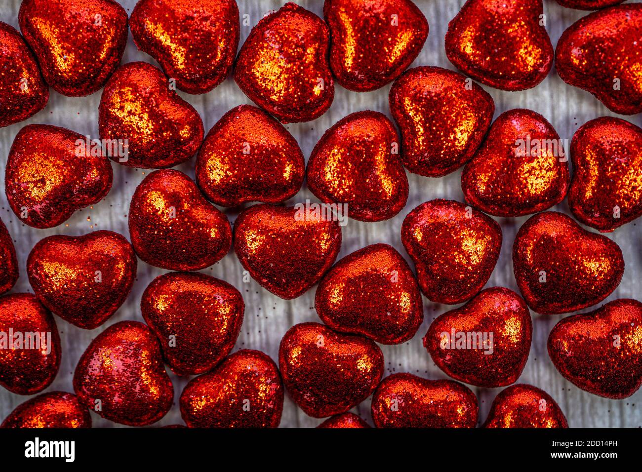 San Valentino sfondo con cuori rossi. Foto di alta qualità Foto Stock