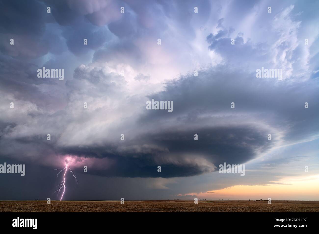 Tempesta di Supercelle con fulmini e nubi di tempesta drammatica vicino a Sublette, Kansas Foto Stock