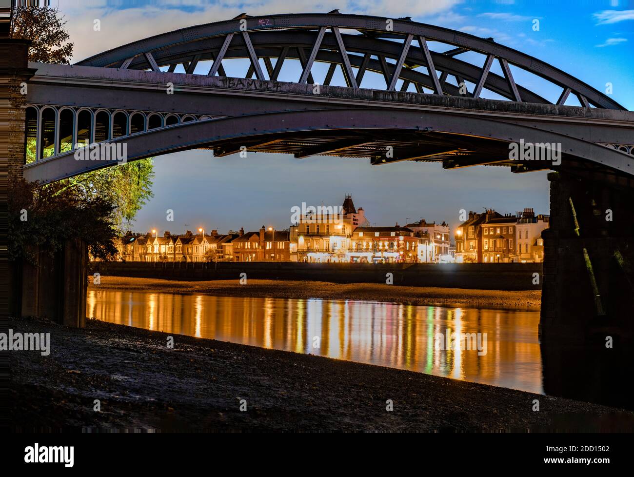 Ponte ferroviario Barnes di notte Foto Stock