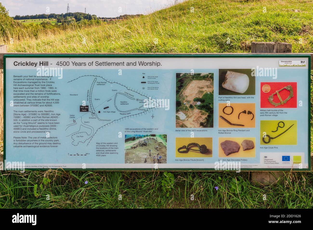 Uno dei tre forum di informazioni sull'Inghilterra naturale al Crickley Hill Iron Age Fort, Gloucestershire, Inghilterra Foto Stock