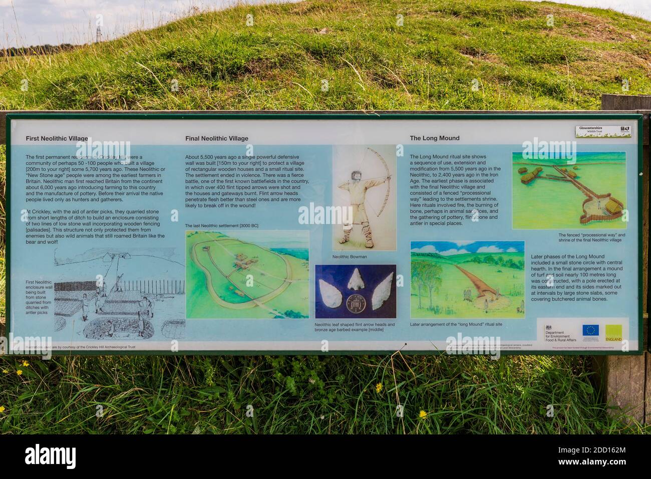 Uno dei tre forum di informazioni sull'Inghilterra naturale al Crickley Hill Iron Age Fort, Gloucestershire, Inghilterra Foto Stock