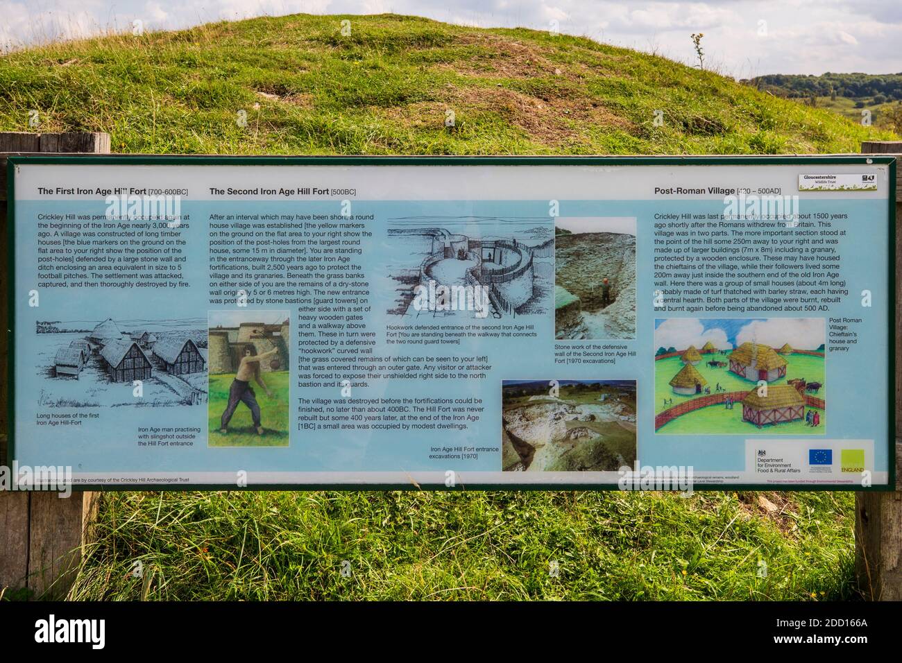 Uno dei tre forum di informazioni sull'Inghilterra naturale al Crickley Hill Iron Age Fort, Gloucestershire, Inghilterra Foto Stock