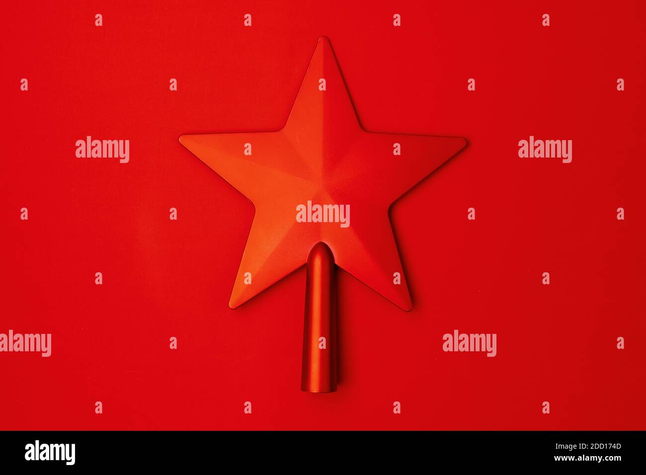 piatto con topper natalizio a forma di stella su sfondo rosso. Foto Stock