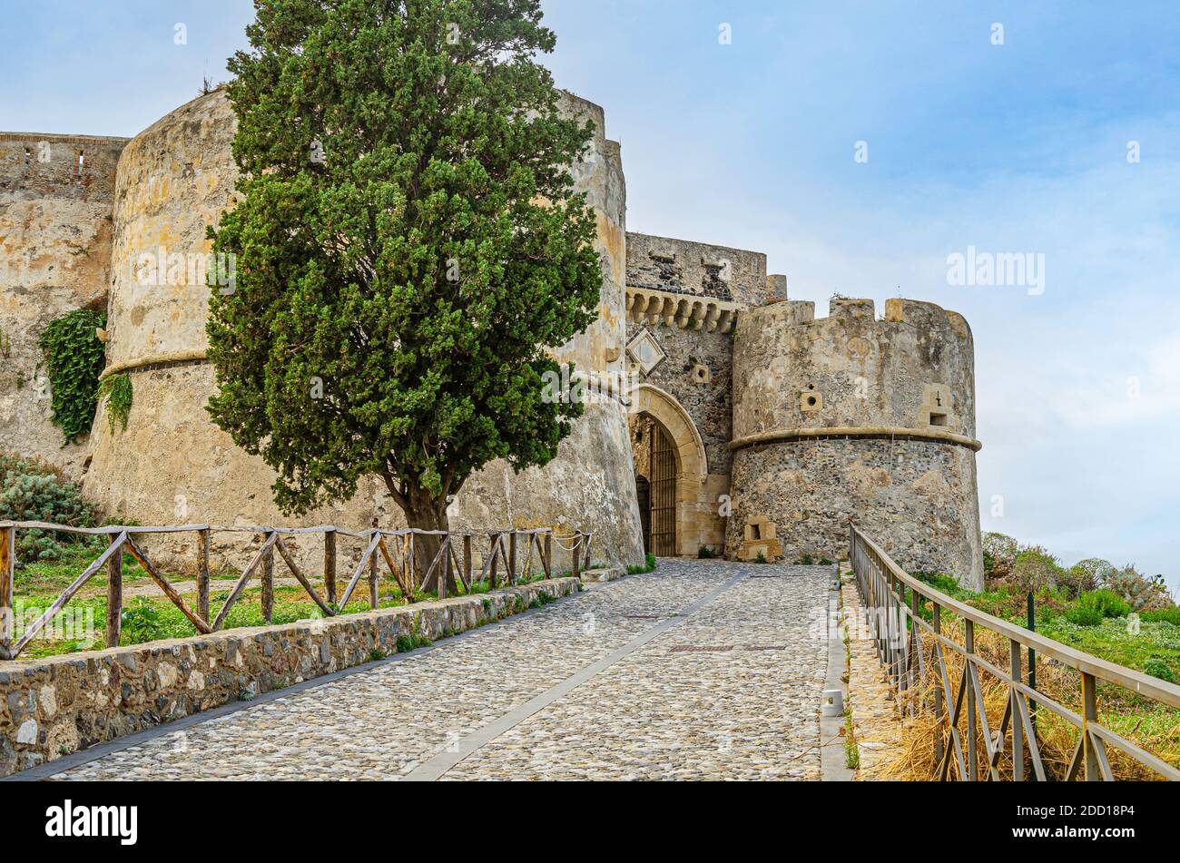 facciata e ingresso al castello medievale di milazzo in sicilia sul mar tirreno. Italia. Foto Stock