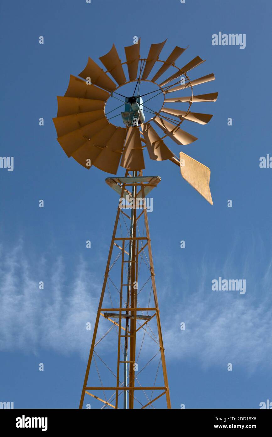 Wind tracker: Anemometro in spiaggia su uno sfondo di cielo azzurro, natura del vento costiero e cielo calmo Foto Stock