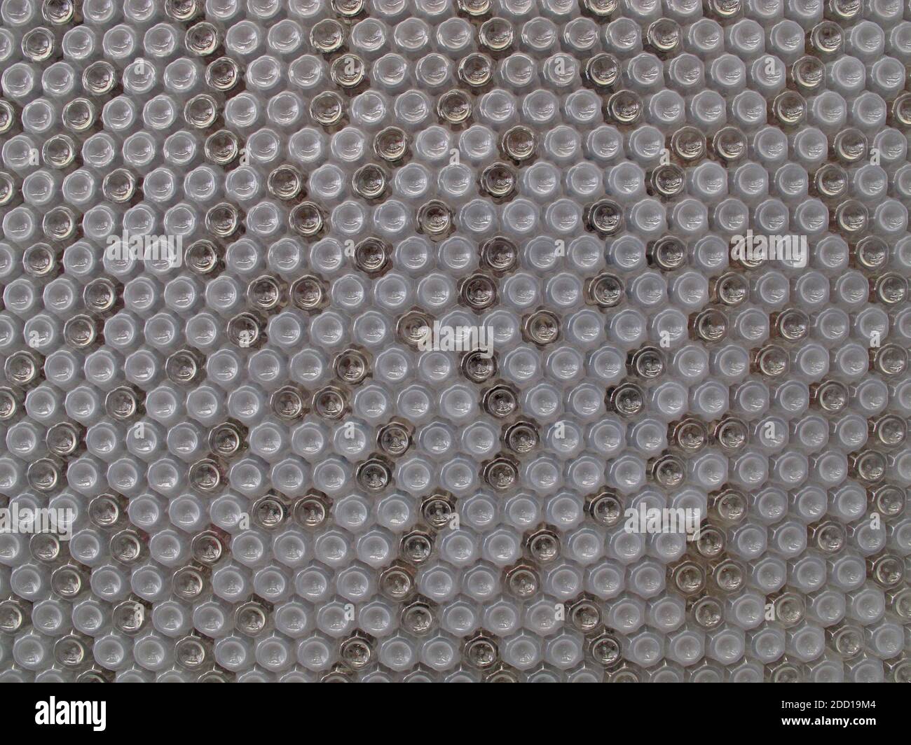 Vista del dettaglio delle pareti di un edificio 'ecologico', costruito da bottiglie di plastica riciclata Taipei, Taiwan Aprile 2013 Foto Stock