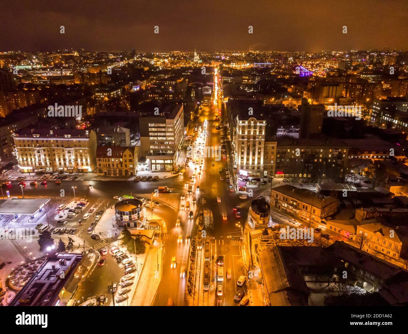 Vista aerea della città invernale con incroci e strade, case, edifici, parchi. Colpo di drone in elicottero. Ampia immagine panoramica. Kharkiv, Ucraina Foto Stock