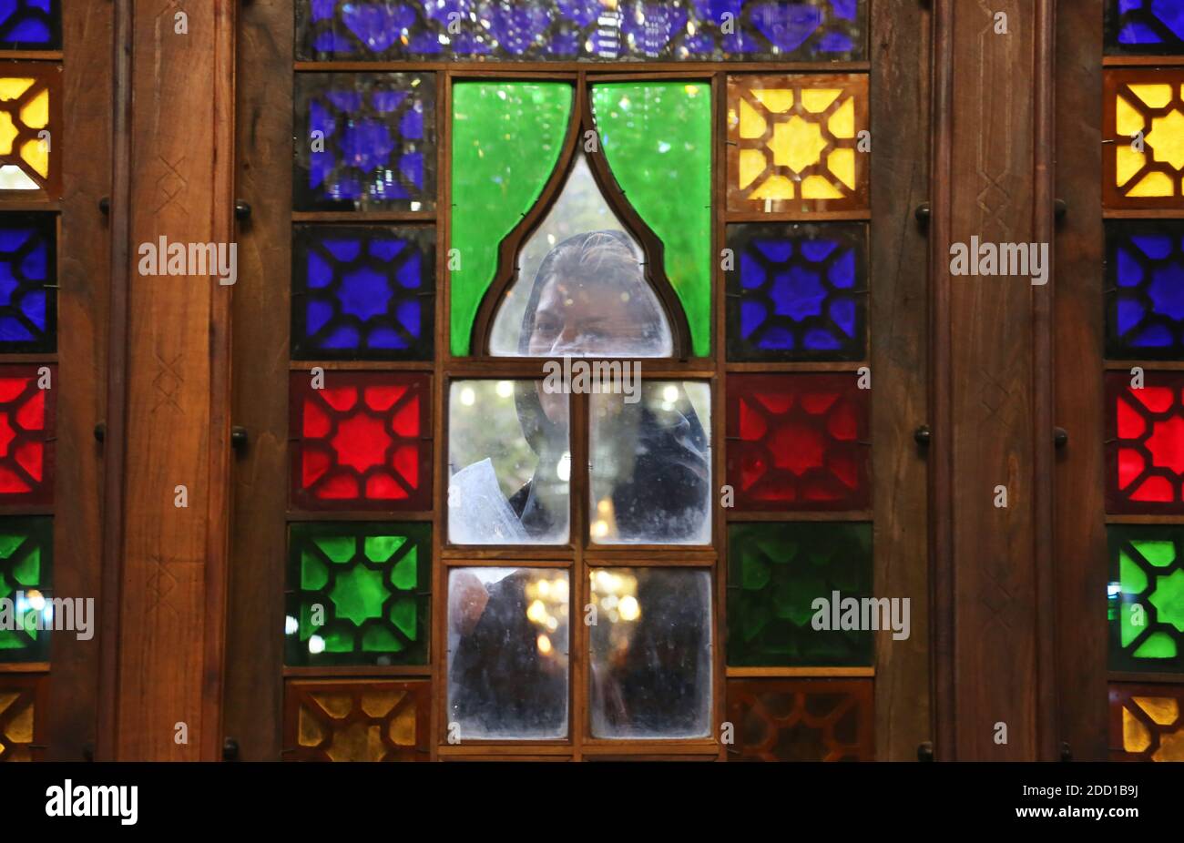 TABRIZ, IRAN - 30 SETTEMBRE: Donna iraniana che guarda la famosa ‘Moschea JaME’ all’interno (la Grande Moschea o la Moschea di Jameh) il 30 settembre 2017 a Tabriz, Iran. Foto Stock