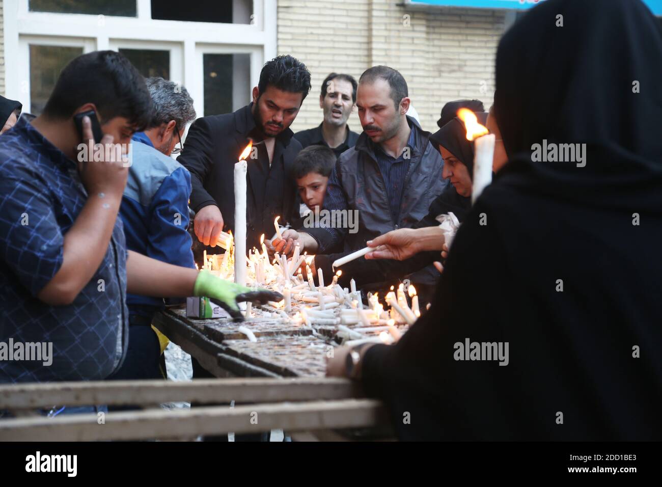 TABRIZ, IRAN - SETTEMBRE 30: Il popolo iraniano acceso di candele per la cerimonia di lutto di Imam Hussein nella Moschea di JaME il 30 settembre 2017 a Tabriz, Iran. Foto Stock