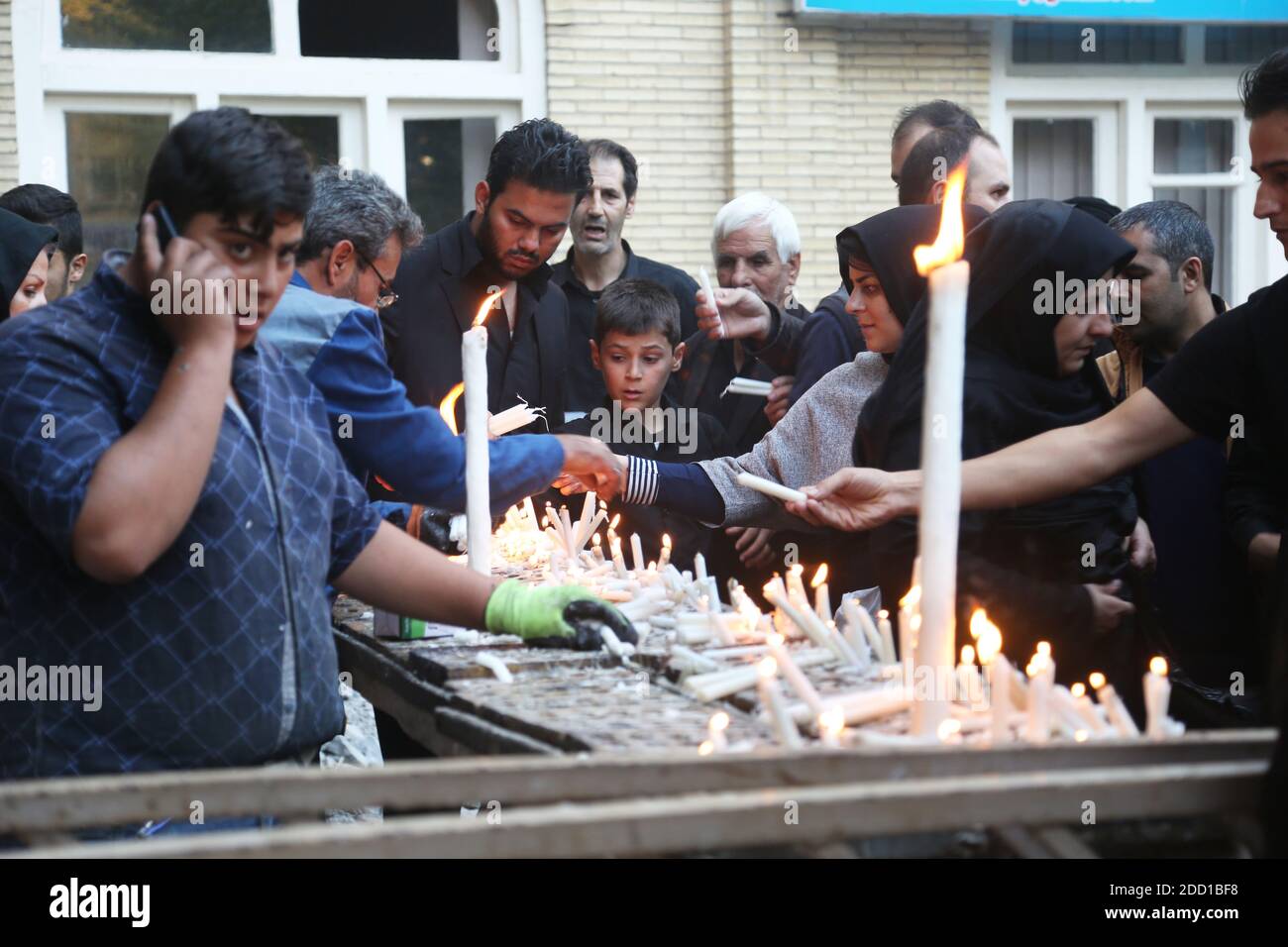 TABRIZ, IRAN - SETTEMBRE 30: Il popolo iraniano acceso di candele per la cerimonia di lutto di Imam Hussein nella Moschea di JaME il 30 settembre 2017 a Tabriz, Iran. Foto Stock
