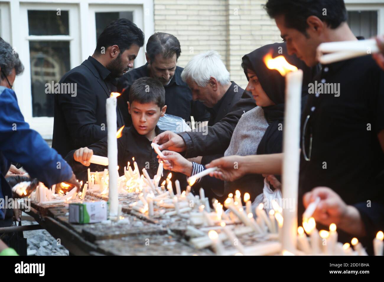TABRIZ, IRAN - SETTEMBRE 30: Il popolo iraniano acceso di candele per la cerimonia di lutto di Imam Hussein nella Moschea di JaME il 30 settembre 2017 a Tabriz, Iran. Foto Stock