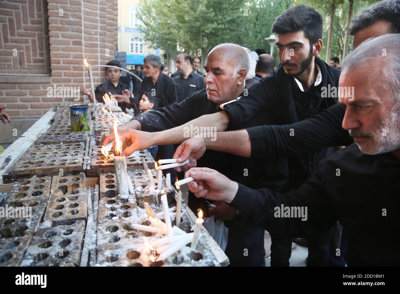 TABRIZ, IRAN - SETTEMBRE 30: Il popolo iraniano acceso di candele per la cerimonia di lutto di Imam Hussein nella Moschea di JaME il 30 settembre 2017 a Tabriz, Iran. Foto Stock