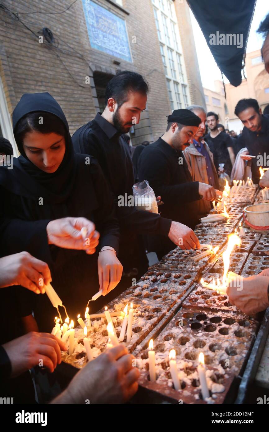 TABRIZ, IRAN - SETTEMBRE 30: Il popolo iraniano acceso di candele per la cerimonia di lutto di Imam Hussein nella Moschea di JaME il 30 settembre 2017 a Tabriz, Iran. Foto Stock