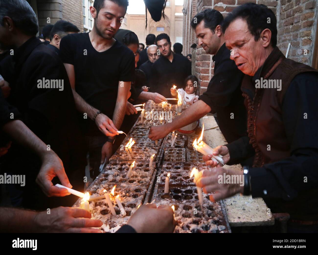 TABRIZ, IRAN - SETTEMBRE 30: Il popolo iraniano acceso di candele per la cerimonia di lutto di Imam Hussein nella Moschea di JaME il 30 settembre 2017 a Tabriz, Iran. Foto Stock