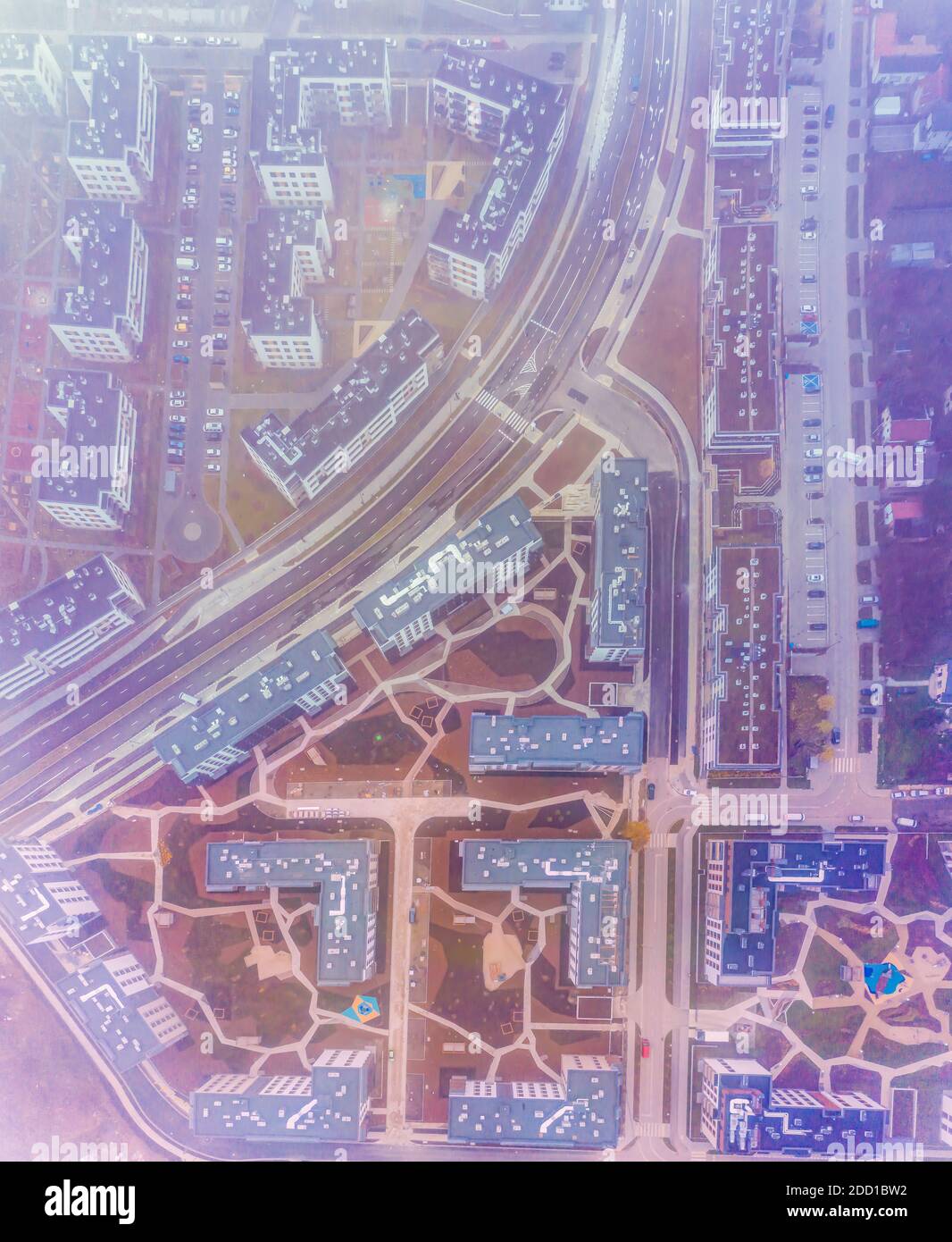 Struttura e modello urbano. Vista aerea degli edifici della città sotto un cielo nuvoloso. Foto Stock
