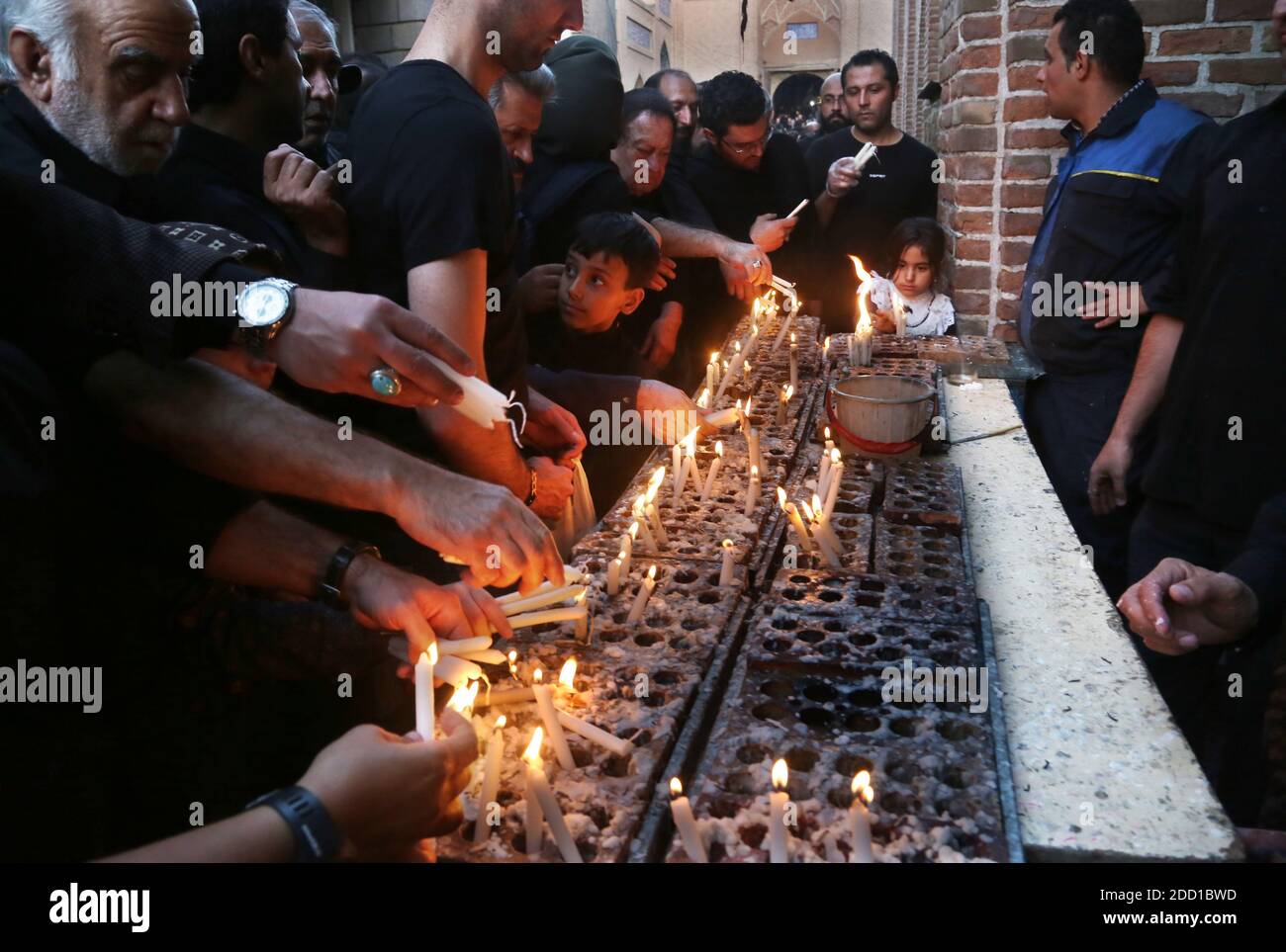 TABRIZ, IRAN - SETTEMBRE 30: Il popolo iraniano acceso di candele per la cerimonia di lutto di Imam Hussein nella Moschea di JaME il 30 settembre 2017 a Tabriz, Iran. Foto Stock