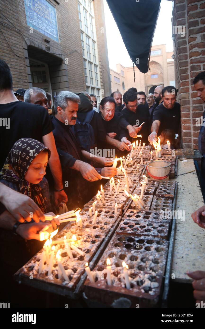 TABRIZ, IRAN - SETTEMBRE 30: Il popolo iraniano acceso di candele per la cerimonia di lutto di Imam Hussein nella Moschea di JaME il 30 settembre 2017 a Tabriz, Iran. Foto Stock