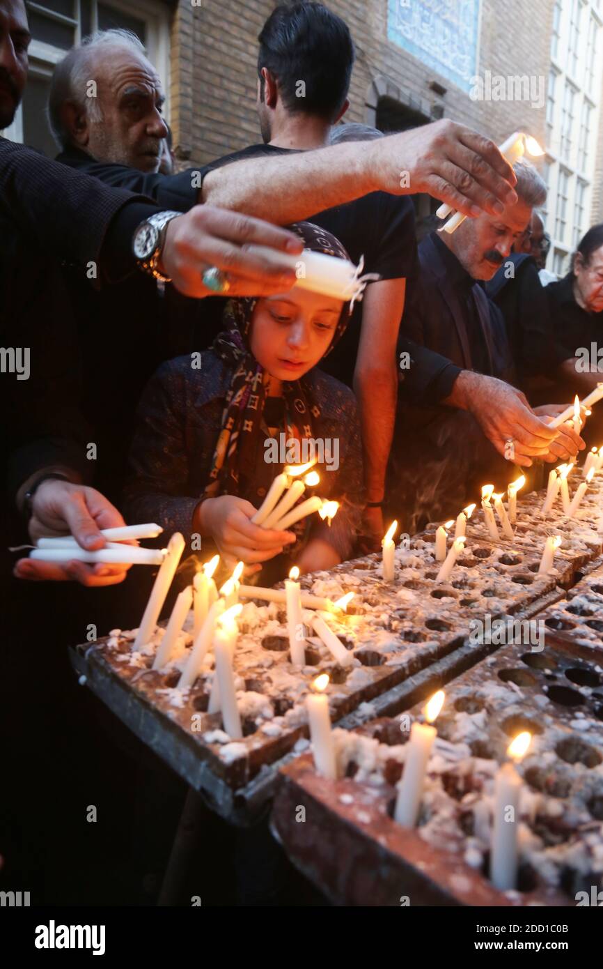 TABRIZ, IRAN - SETTEMBRE 30: Il popolo iraniano acceso di candele per la cerimonia di lutto di Imam Hussein nella Moschea di JaME il 30 settembre 2017 a Tabriz, Iran. Foto Stock