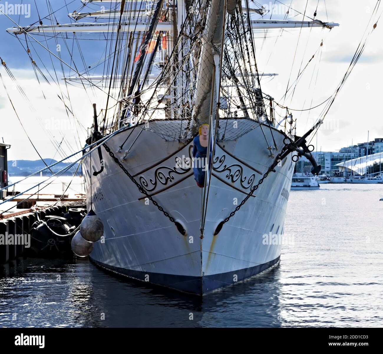 Nave alta bianca attraccata nel porto, vista dall'arco. Foto Stock