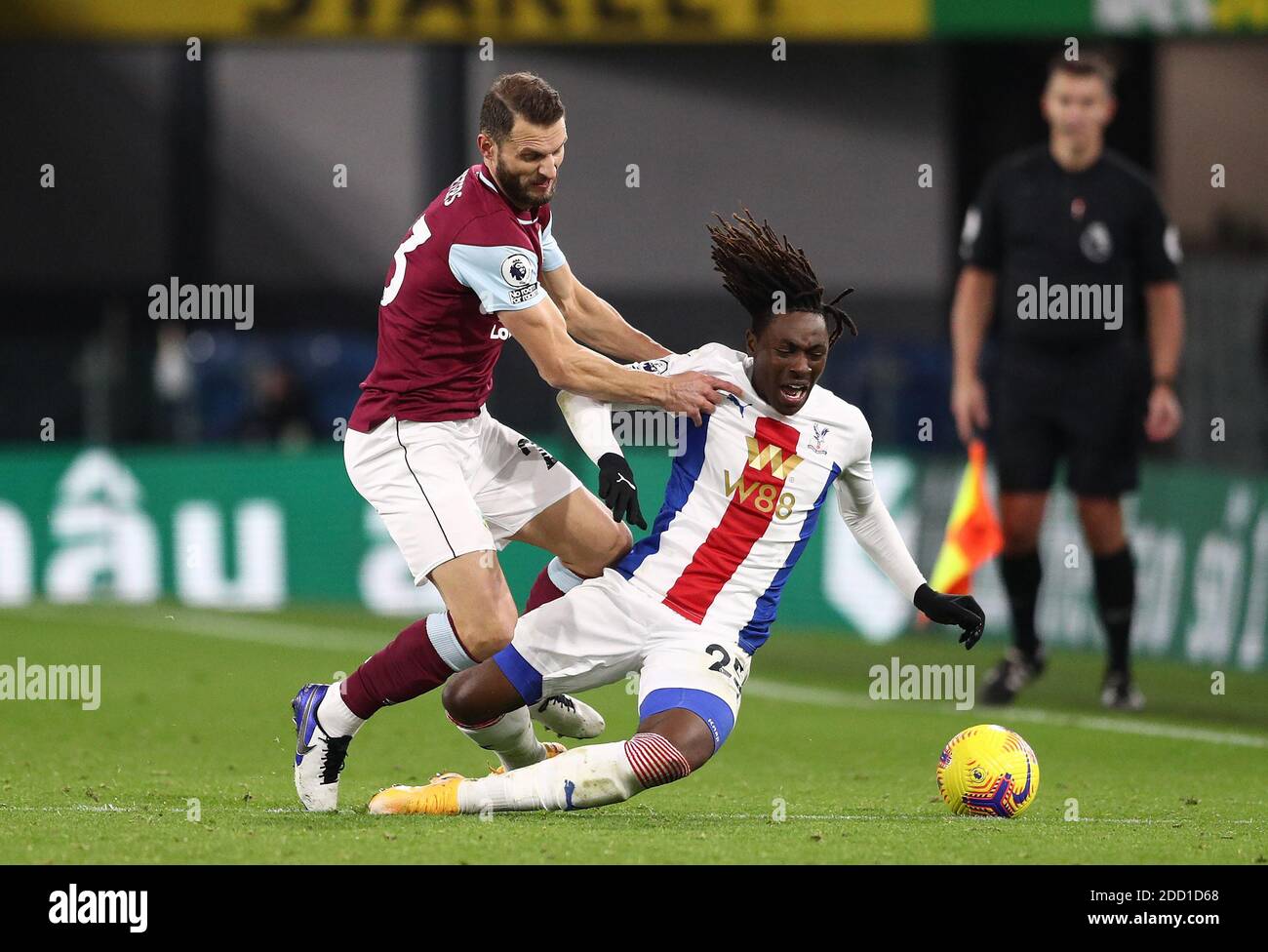 Erik Pieters di Burnley (a sinistra) e Eberechi Eze di Crystal Palace combattono per la palla durante la partita della Premier League a Turf Moor, Burnley. Foto Stock