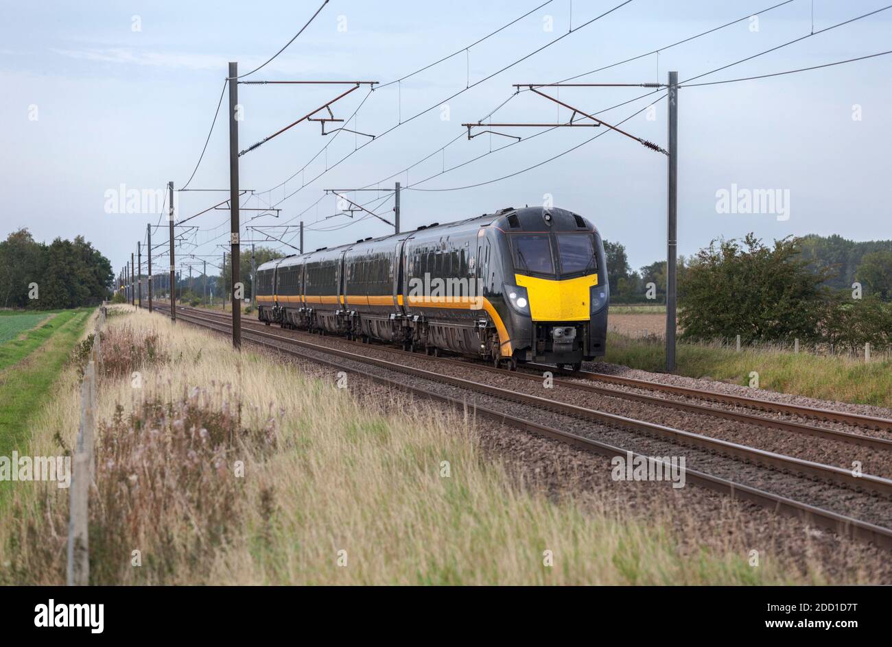 Un treno diesel Grand Central classe 180 180112 sul Linea ferroviaria della costa orientale con un treno Bradford-Londra Foto Stock