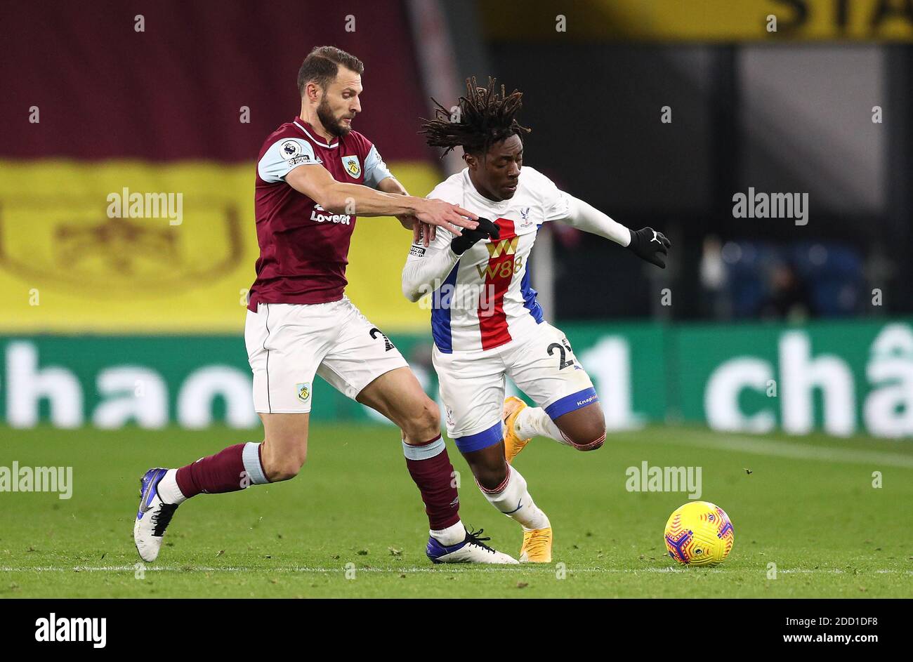 Erik Pieters di Burnley (a sinistra) e Eberechi Eze di Crystal Palace combattono per la palla durante la partita della Premier League a Turf Moor, Burnley. Foto Stock