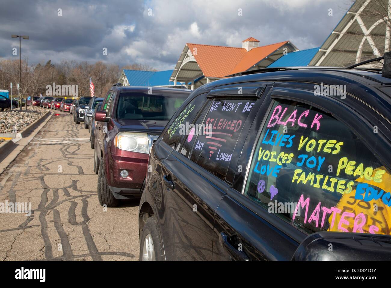 Lansing, Michigan USA - 23 novembre 2020 - mentre il consiglio di amministrazione del Michigan, Canvasers, si riunisce per decidere se certificare i risultati delle elezioni presidenziali del 2020, i sostenitori del presidente eletto Joe Biden hanno decorato le automobili e hanno guidato la città, dicendo "gli elettori hanno deciso". Temono che il Consiglio possa rifiutare di certificare i risultati, che mostrano Biden davanti al Presidente Trump con circa 150,000 voti. Foto Stock