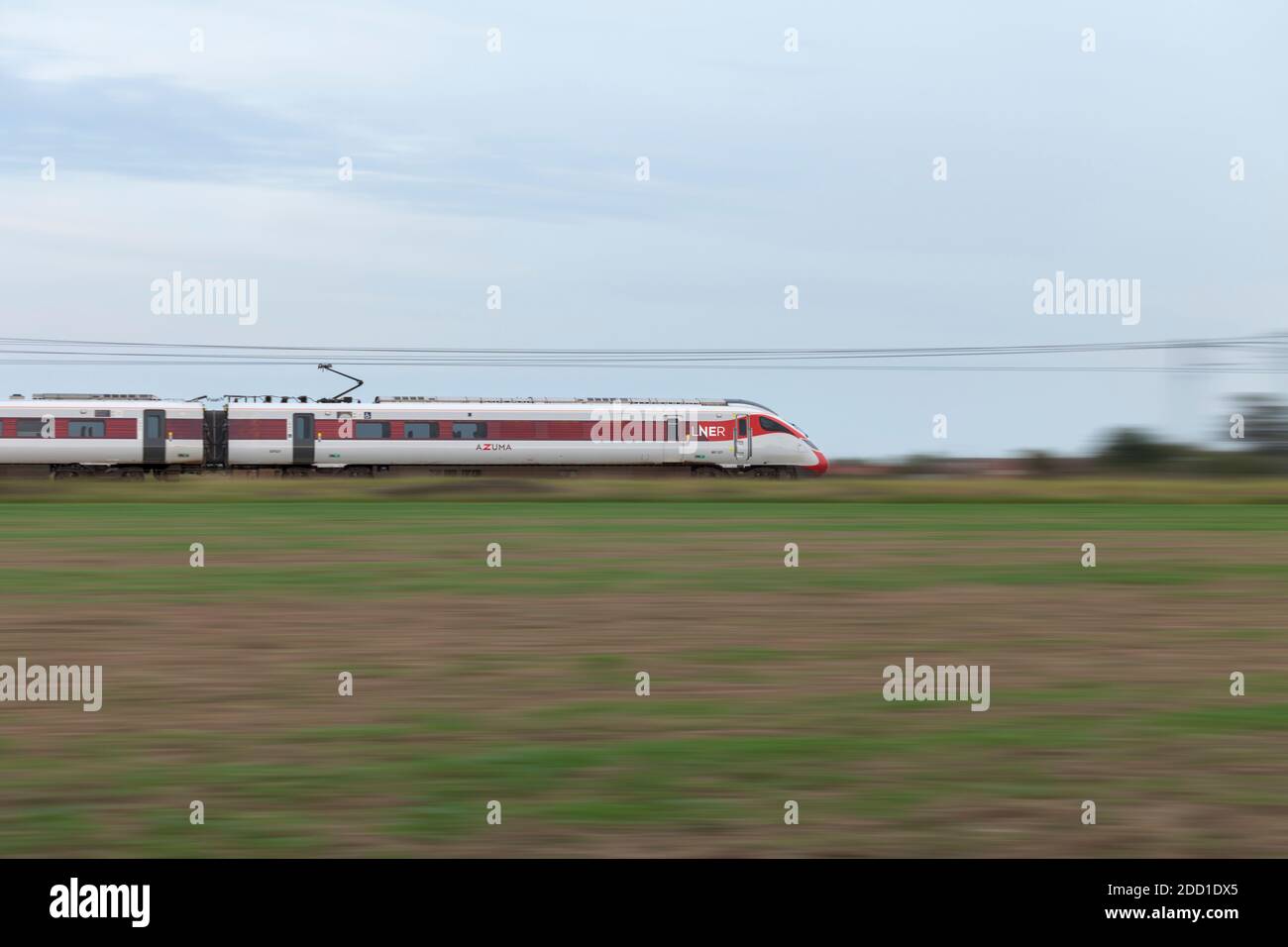 Londra ferrovia nord-orientale Hitachi AT300 classe 801 treno Azuma velocità lungo la linea ferroviaria principale della costa orientale Foto Stock