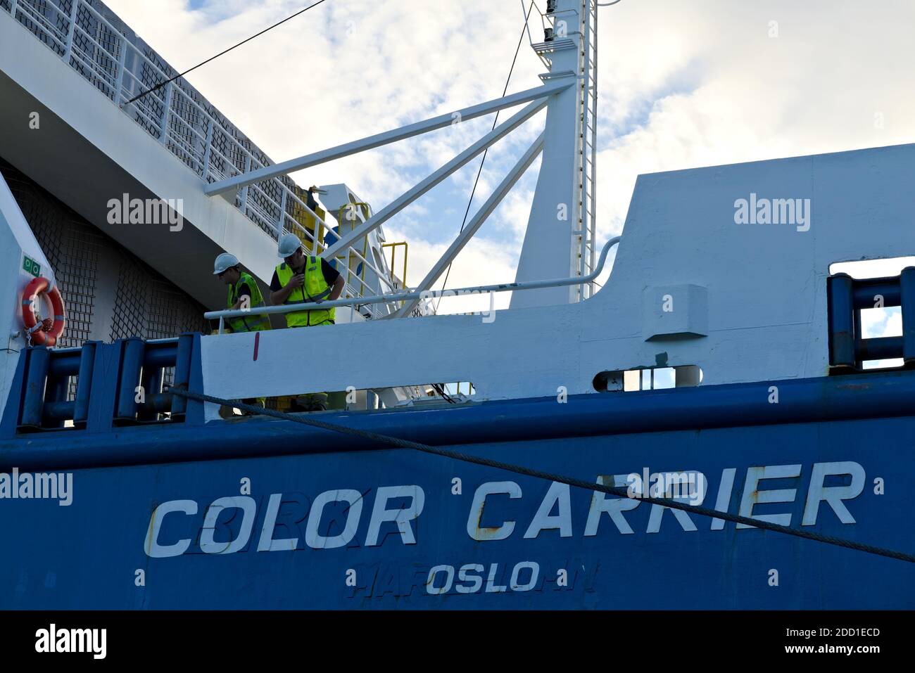 Oslo, Norvegia - 29 agosto 2020: Due lancette su una grande nave da carico stanno fissando le linee di ormeggio durante l'attracco. Foto Stock