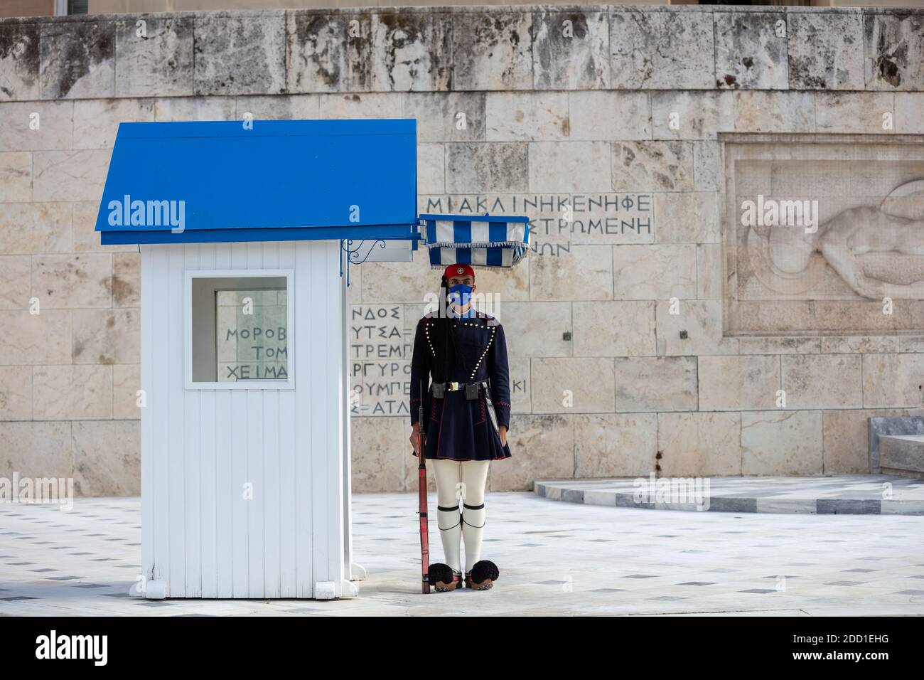 Atene Grecia, 19 novembre 2020. Guardia presidenziale tsolias indossando una maschera di protezione COVID 19, in piedi davanti all'edificio del Parlamento greco. T Foto Stock