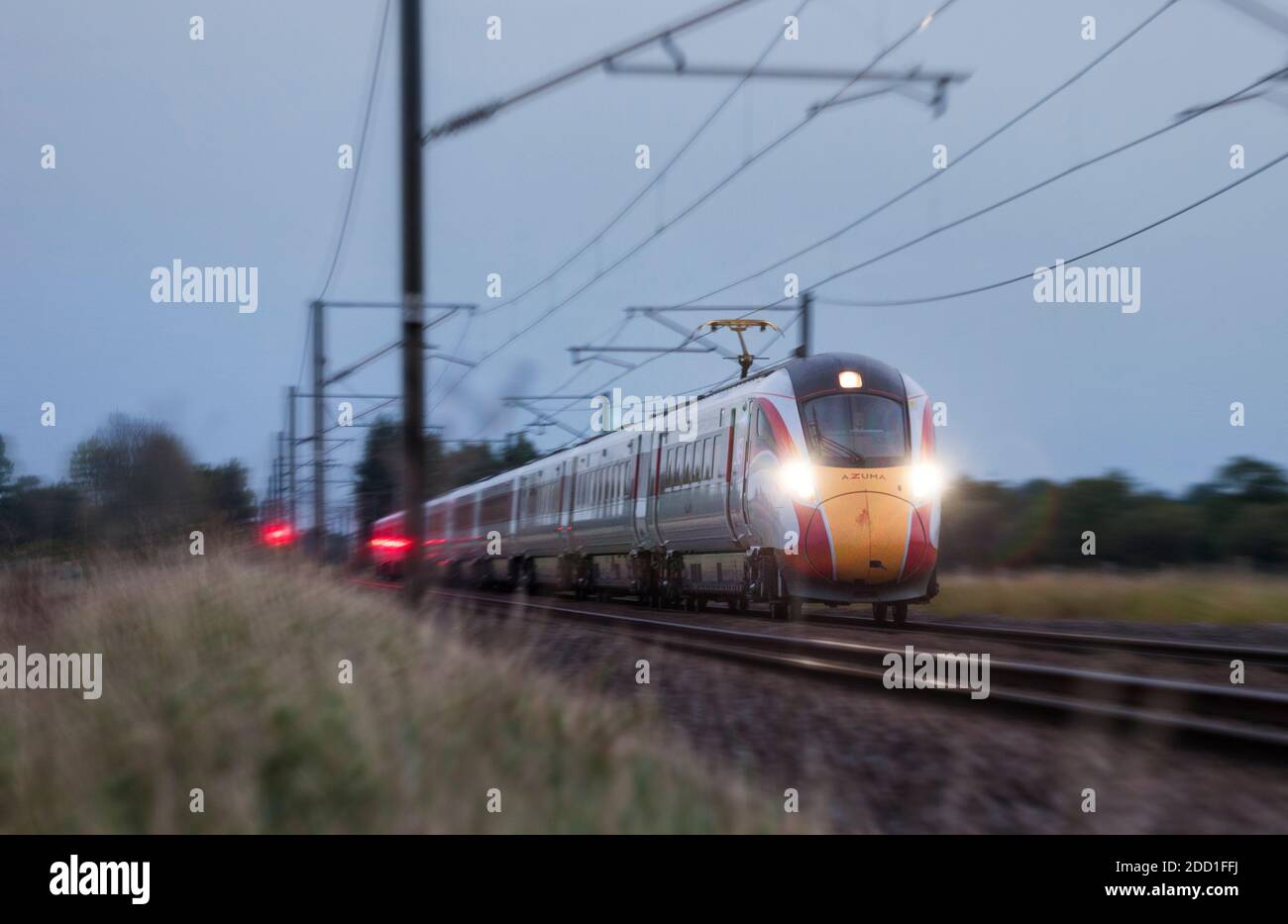 Londra ferrovia nord-orientale Hitachi AT300 classe 801 treno Azuma velocità lungo la linea ferroviaria principale della costa orientale Foto Stock