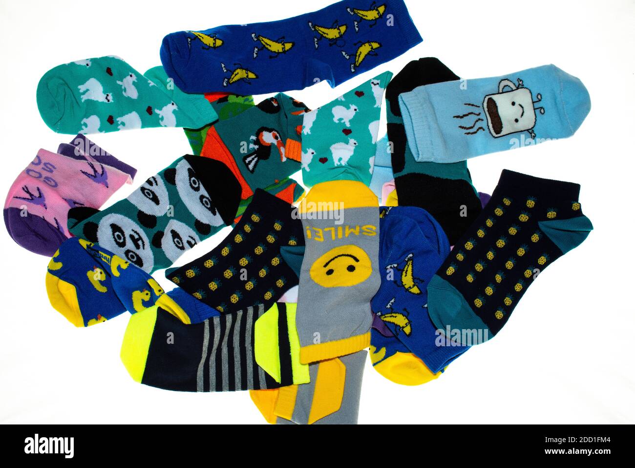 molte calze colorate isolate su sfondo bianco. Foto Stock