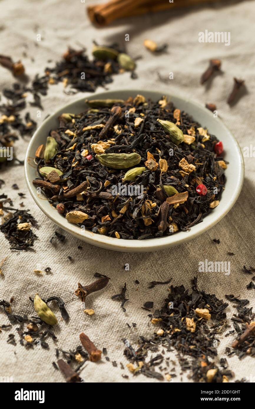Tè nero Chai biologico secco con spezie Foto Stock