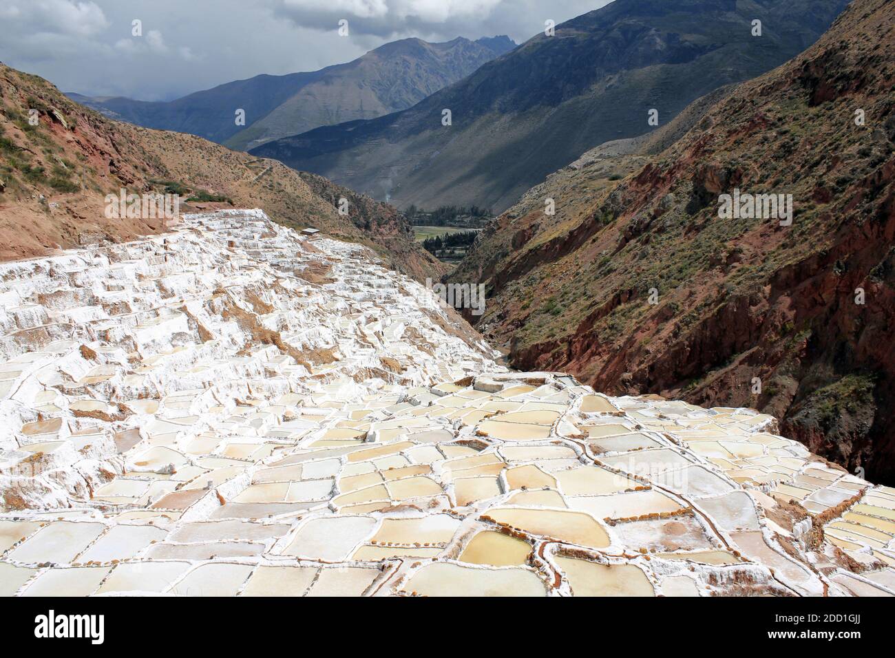 Salinas de Maras sale stagni di evaporazione lungo le pendici del monte Qaqawiñay, nella valle Urumbamba, regione di Cusco, Perù Foto Stock