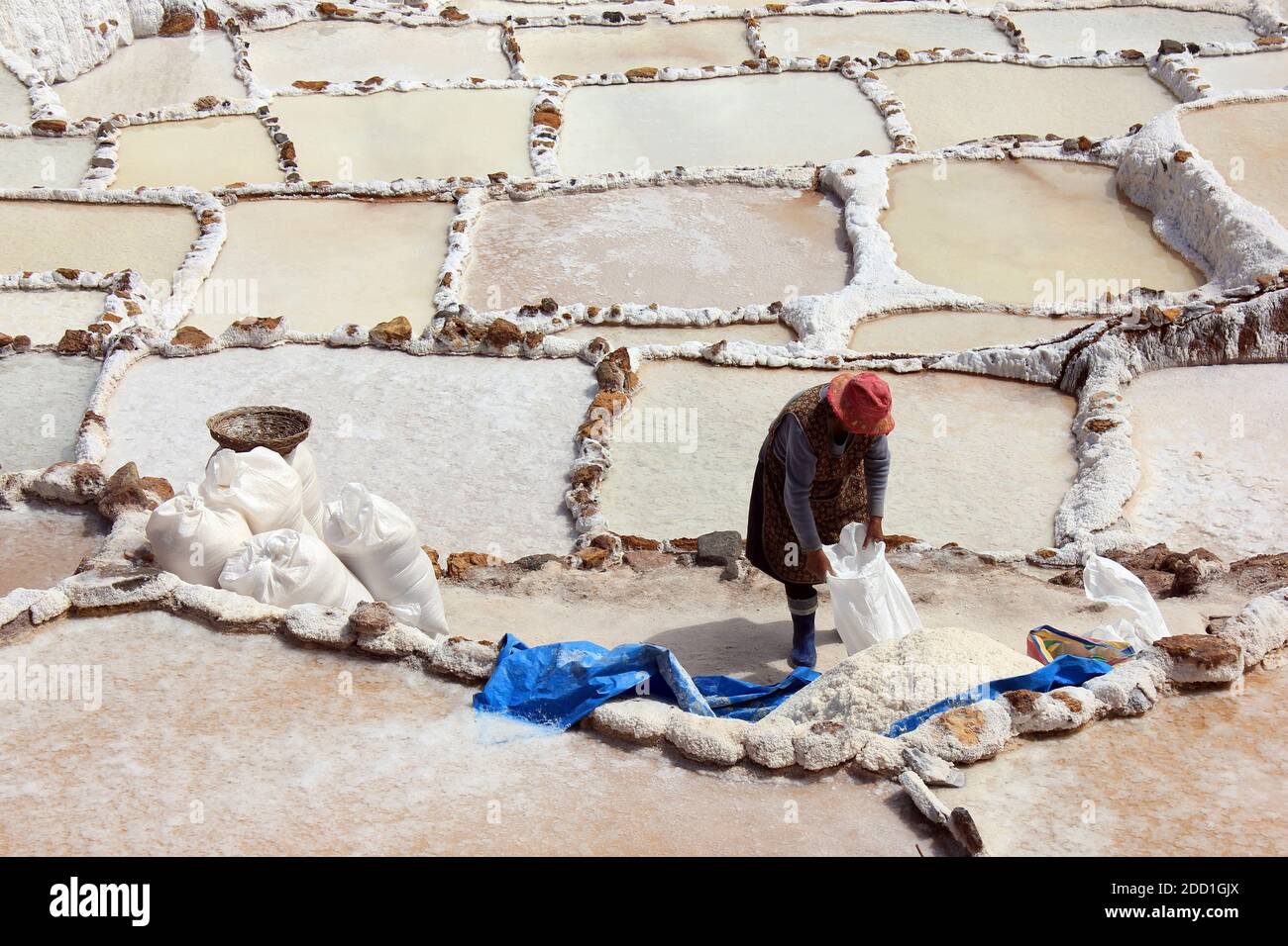 Salinas de Maras sale stagni di evaporazione lungo le pendici del monte Qaqawiñay, nella valle Urumbamba, regione di Cusco, Perù Foto Stock